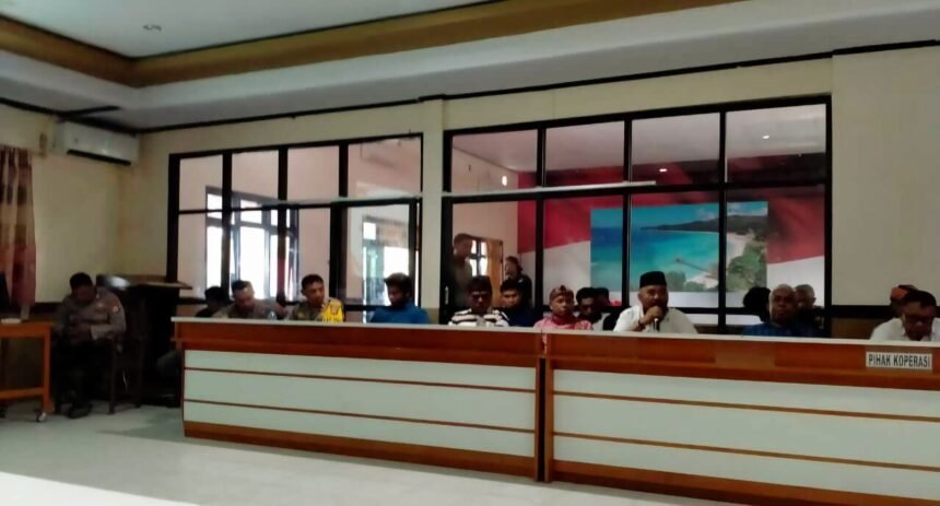 Pertemuan mediasi sengketa tambang Gunung Botak: koperasi, perusahan dan pemilik lahan di Polres Pulau Buru, (30/4/2025).