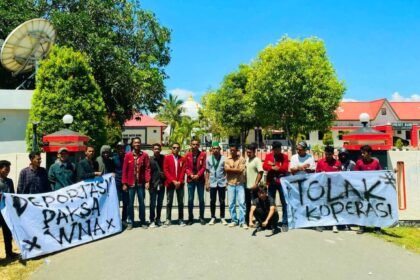 Demo tolak Koperasi di depan Polres Pulau Buru, (2/5/2025).
