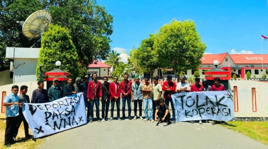 Demo tolak Koperasi di depan Polres Pulau Buru, (2/5/2025).