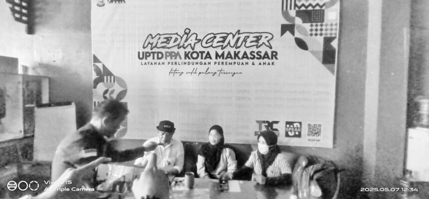 Konferensi pers terkait dugaan kekerasan seksual terhadap anak di Kantor UPTD PPA Kota Makassar, Rabu (7/5/2025). (R35/HO)