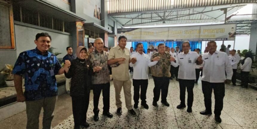 Menteri Perumahan dan Kawasan Permukiman Maruarar Sirait bersama Menteri Imigrasi dan Pemasyarakatan Agus Andrianto di Lapas Kelas I Cipinang, Jakarta, Rabu (7/5/2025).