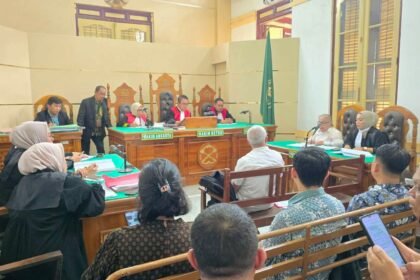Suasana sidang kasus dugaan pembunuhan berencana terhadap Rusman Maralen Situngkir di Pengadilan Negeri Medan, Kamis (8/5). Saksi ahli pidana dan forensik memberikan keterangan yang menguatkan unsur perencanaan dalam peristiwa tersebut. (rz/ho/mp)
