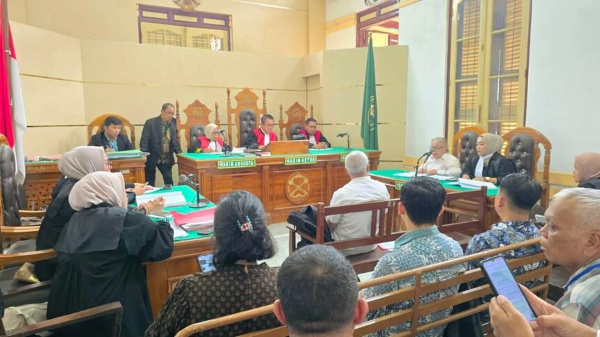 Suasana sidang kasus dugaan pembunuhan berencana terhadap Rusman Maralen Situngkir di Pengadilan Negeri Medan, Kamis (8/5). Saksi ahli pidana dan forensik memberikan keterangan yang menguatkan unsur perencanaan dalam peristiwa tersebut. (rz/ho/mp)