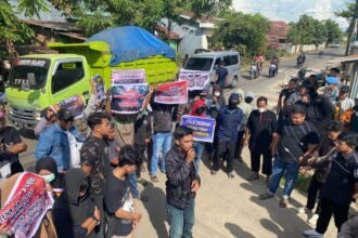 Warga menggelar aksi unjuk rasa jilid II di halaman Kantor Lurah Lembang Parang, Jumat lalu (9/5), menyuarakan ketidakpuasan atas kepemimpinan Kepala Lingkungan Kampung Parang, Abdul Razak alias Dg Laja.