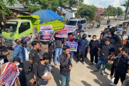 Warga menggelar aksi unjuk rasa jilid II di halaman Kantor Lurah Lembang Parang, Jumat lalu (9/5), menyuarakan ketidakpuasan atas kepemimpinan Kepala Lingkungan Kampung Parang, Abdul Razak alias Dg Laja.