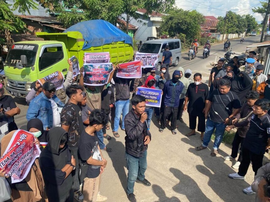 Warga menggelar aksi unjuk rasa jilid II di halaman Kantor Lurah Lembang Parang, Jumat lalu (9/5), menyuarakan ketidakpuasan atas kepemimpinan Kepala Lingkungan Kampung Parang, Abdul Razak alias Dg Laja.