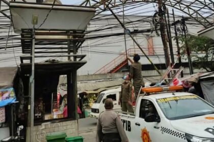 Otoritas tertibkan 72 bendera ormas di Tangerang, 12 Mei 2025.