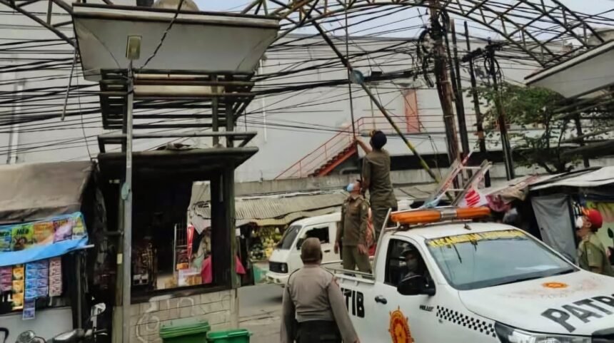 Otoritas tertibkan 72 bendera ormas di Tangerang, 12 Mei 2025.