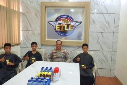Pembinaan pihak kepolisian terhadap tiga anak di bawah umur yang tertangkap melanggar aturan lalu lintas di Kota Makassar, Mei 2025.
