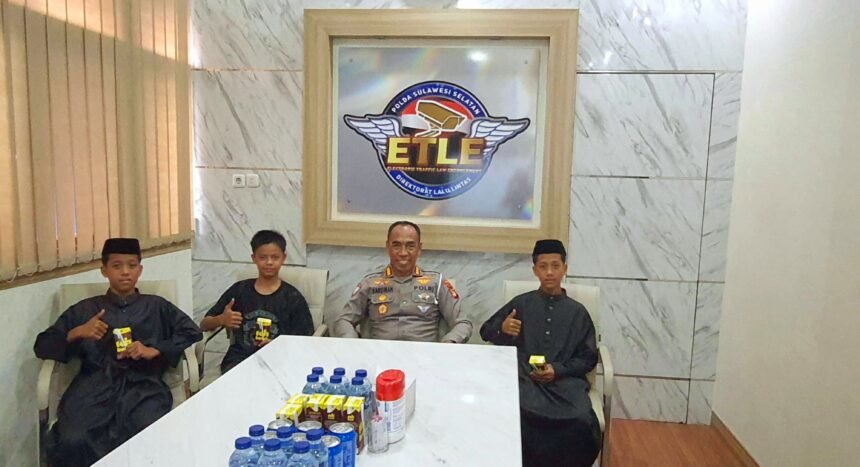 Pembinaan pihak kepolisian terhadap tiga anak di bawah umur yang tertangkap melanggar aturan lalu lintas di Kota Makassar, Mei 2025.