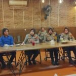 Kepolisian dan media di sebuah kafe, kawasan Pelabuhan Soekarno-Hatta, Jalan Nusantara, Kamis (15/5/2025).