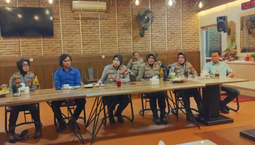 Kepolisian dan media di sebuah kafe, kawasan Pelabuhan Soekarno-Hatta, Jalan Nusantara, Kamis (15/5/2025).