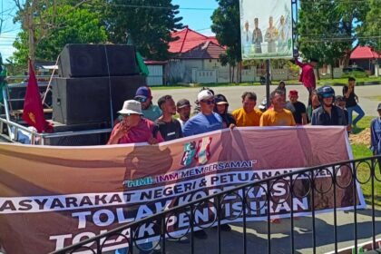 Aksi protes terkait tambang Gunung Botak di Kabupaten Buru, (15/5/2025).