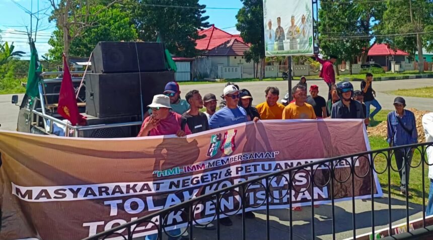 Aksi protes terkait tambang Gunung Botak di Kabupaten Buru, (15/5/2025).