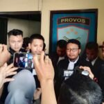Kuasa hukum Wawan Nur Rewa didampingi rekan advokat dan jurnalis, usai klarifikasi di Polrestabes Makassar terkait laporan pencemaran nama baik atas pernyataannya soal sengketa tanah AAS Building, 15 Mei 2025.