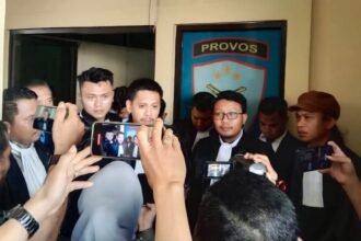 Kuasa hukum Wawan Nur Rewa didampingi rekan advokat dan jurnalis, usai klarifikasi di Polrestabes Makassar terkait laporan pencemaran nama baik atas pernyataannya soal sengketa tanah AAS Building, 15 Mei 2025.