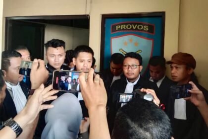 Kuasa hukum Wawan Nur Rewa didampingi rekan advokat dan jurnalis, usai klarifikasi di Polrestabes Makassar terkait laporan pencemaran nama baik atas pernyataannya soal sengketa tanah AAS Building, 15 Mei 2025.