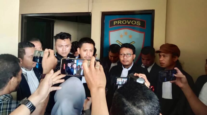 Kuasa hukum Wawan Nur Rewa didampingi rekan advokat dan jurnalis, usai klarifikasi di Polrestabes Makassar terkait laporan pencemaran nama baik atas pernyataannya soal sengketa tanah AAS Building, 15 Mei 2025.