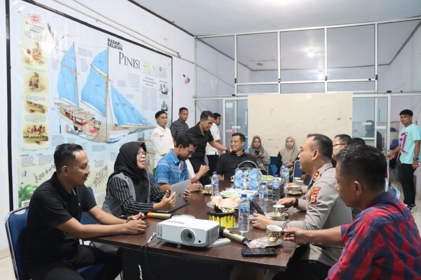 Kapolres Bulukumba kunjungi Redaksi Radar Selatan, (15/5/2025).