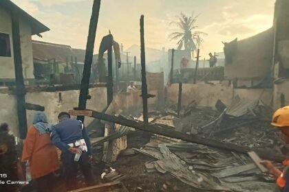 Kebakaran telah melanda permukiman padat di Jalan Andi Tonro 6, Kelurahan Pa'baeng-baeng, Kecamatan Tamalate, Kota Makassar, pada Jumat (16/5/2025).