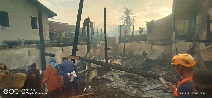 Kebakaran telah melanda permukiman padat di Jalan Andi Tonro 6, Kelurahan Pa'baeng-baeng, Kecamatan Tamalate, Kota Makassar, pada Jumat (16/5/2025).