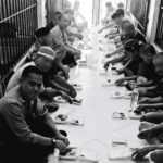 Personel Polres Bulukumba makan siang bersama tahanan dalam upaya membangun suasana yang lebih humanis dan kondusif, (17/5/2025).
