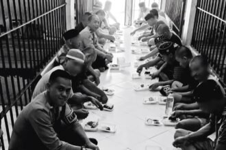Personel Polres Bulukumba makan siang bersama tahanan dalam upaya membangun suasana yang lebih humanis dan kondusif, (17/5/2025).