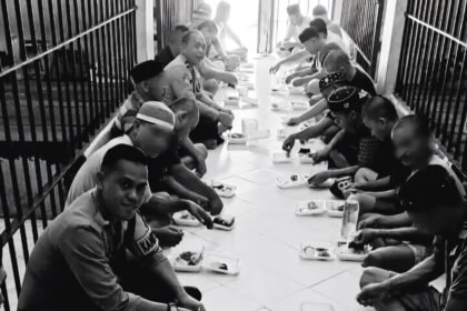 Personel Polres Bulukumba makan siang bersama tahanan dalam upaya membangun suasana yang lebih humanis dan kondusif, (17/5/2025).