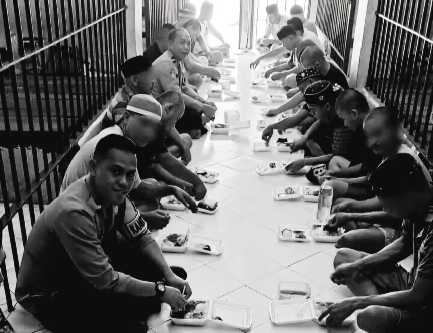 Personel Polres Bulukumba makan siang bersama tahanan dalam upaya membangun suasana yang lebih humanis dan kondusif, (17/5/2025).