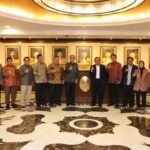 Caption: Ketua Dewan Pers Komaruddin Hidayat bersama jajaran pengurus Dewan Pers melakukan kunjungan ke Mahkamah Agung (MA) pada Jumat (16/5/2025) pagi. (Foto: Humas MA)