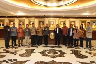 Caption: Ketua Dewan Pers Komaruddin Hidayat bersama jajaran pengurus Dewan Pers melakukan kunjungan ke Mahkamah Agung (MA) pada Jumat (16/5/2025) pagi. (Foto: Humas MA)