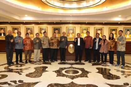Caption: Ketua Dewan Pers Komaruddin Hidayat bersama jajaran pengurus Dewan Pers melakukan kunjungan ke Mahkamah Agung (MA) pada Jumat (16/5/2025) pagi. (Foto: Humas MA)