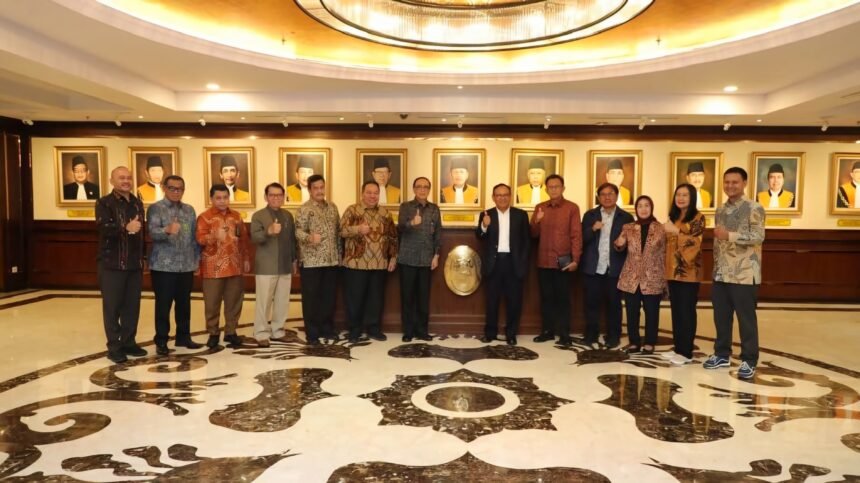 Caption: Ketua Dewan Pers Komaruddin Hidayat bersama jajaran pengurus Dewan Pers melakukan kunjungan ke Mahkamah Agung (MA) pada Jumat (16/5/2025) pagi. (Foto: Humas MA)