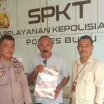 Caption: Ibrahim Wael (Tengah), Pengacara Ambo Kolengsusu (Kanan) dan Piket SPKT Polres Buru (Kiri), 19 Mei 2025.