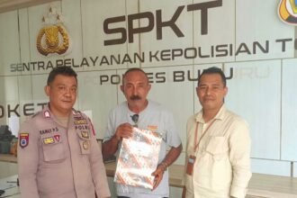 Caption: Ibrahim Wael (Tengah), Pengacara Ambo Kolengsusu (Kanan) dan Piket SPKT Polres Buru (Kiri), 19 Mei 2025.
