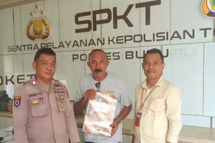 Caption: Ibrahim Wael (Tengah), Pengacara Ambo Kolengsusu (Kanan) dan Piket SPKT Polres Buru (Kiri), 19 Mei 2025.