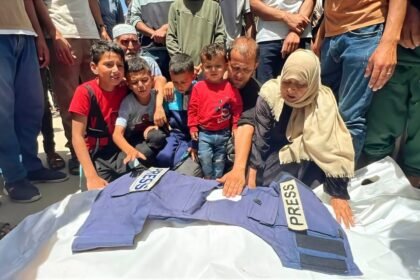 Jurnalis Palestina, Mohammed Amin Abu Farhana, yang dikenal juga dengan nama Abu Daqqa tewas dalam serangan pesawat tak berawak Israel di wilayah Abasan, sebelah timur Khan Younis, Jalur Gaza bagian selatan, Mei 2025. (qudsn/ho)