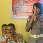 Kepala Satuan Lalu Lintas Polres Barru, AKP Ida Ayu Made Ari Suastini dalam kegiatan Penyuluhan Kamtibmas Terpadu yang digelar di Aula Polsek Tanete Rilau, Rabu (21/5/2025).