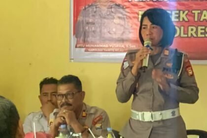 Kepala Satuan Lalu Lintas Polres Barru, AKP Ida Ayu Made Ari Suastini dalam kegiatan Penyuluhan Kamtibmas Terpadu yang digelar di Aula Polsek Tanete Rilau, Rabu (21/5/2025).