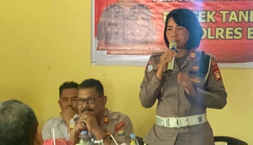 Kepala Satuan Lalu Lintas Polres Barru, AKP Ida Ayu Made Ari Suastini dalam kegiatan Penyuluhan Kamtibmas Terpadu yang digelar di Aula Polsek Tanete Rilau, Rabu (21/5/2025).