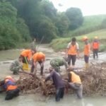 TNI bersama warga Gesi bersihkan sampah yang menumpuk di sepanjang tepi sungai, (22/5/2025).