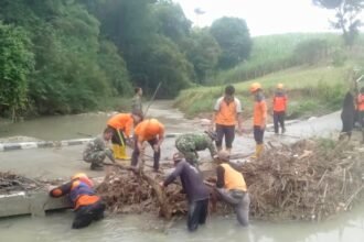TNI bersama warga Gesi bersihkan sampah yang menumpuk di sepanjang tepi sungai, (22/5/2025).