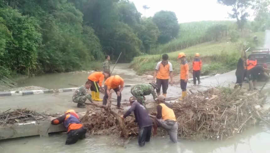 TNI bersama warga Gesi bersihkan sampah yang menumpuk di sepanjang tepi sungai, (22/5/2025).