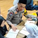 Aiptu Pepen Supendi, Bhabinkamtibmas dari Desa Salembaran Jati, Kecamatan Kosambi, Kabupaten Tangerang, memprakarsai kegiatan Ngajar Ngaji Satu Jam, Mei 2025.