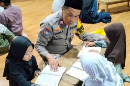 Aiptu Pepen Supendi, Bhabinkamtibmas dari Desa Salembaran Jati, Kecamatan Kosambi, Kabupaten Tangerang, memprakarsai kegiatan Ngajar Ngaji Satu Jam, Mei 2025.