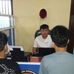 Dua orang terduga pelaku penyalahgunaan narkotika dalam proses hukum di Kepolisian Resor Bulukumba, Mei 2025.