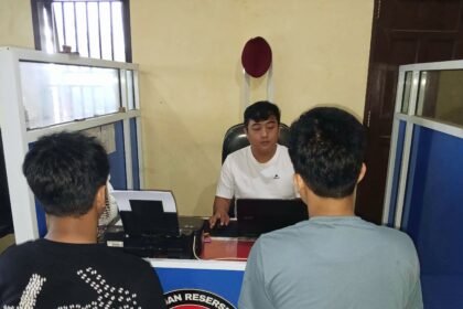 Dua orang terduga pelaku penyalahgunaan narkotika dalam proses hukum di Kepolisian Resor Bulukumba, Mei 2025.