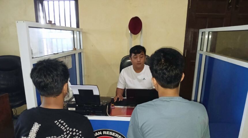 Dua orang terduga pelaku penyalahgunaan narkotika dalam proses hukum di Kepolisian Resor Bulukumba, Mei 2025.