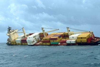 Kapal kontainer muatan berbahaya di Laut Arab alami laka laut, (26/5/2025). (ap/ho)