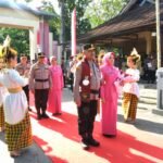 Upacara serah terima jabatan yang diwarnai prosesi adat di Kepolisian Daerah Sulawesi Tenggara, Mei 2025.